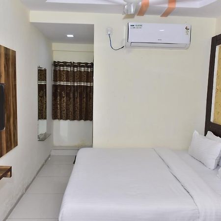 Hotel Peradiot Amhedabad Dış mekan fotoğraf