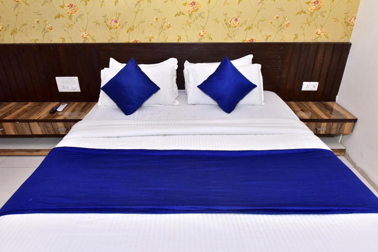 Hotel Peradiot Amhedabad Dış mekan fotoğraf